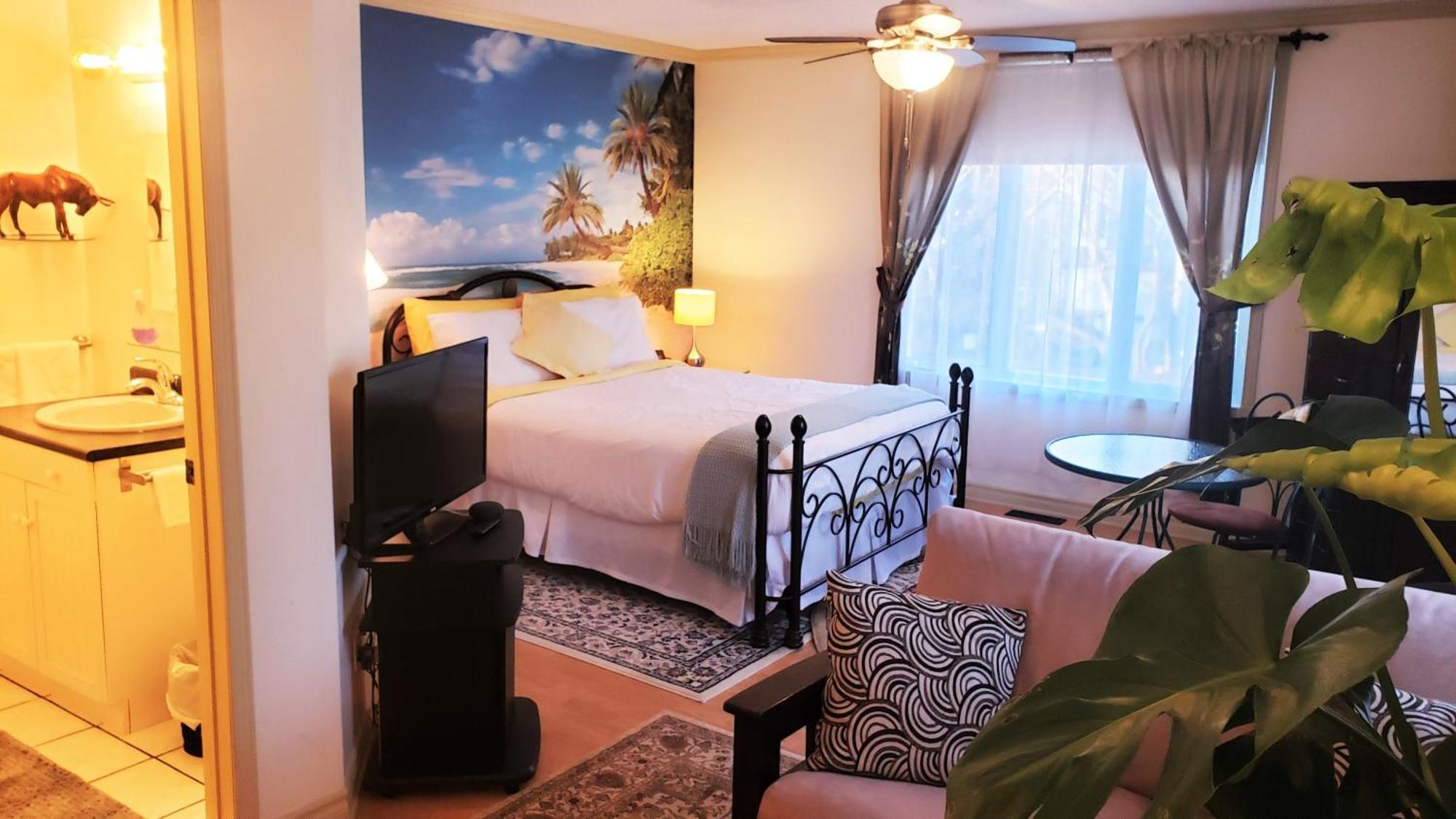 Kokomo Inn Bed And Breakfast Ottawa-Gatineau'S Only Tropical Riverfront B&B On The National Capital Cycling Pathway Route Verte #1 - For Adults Only - Chambre D'Hotes Tropical Aux Berges Des Outaouais Bnb #17542O Exterior photo