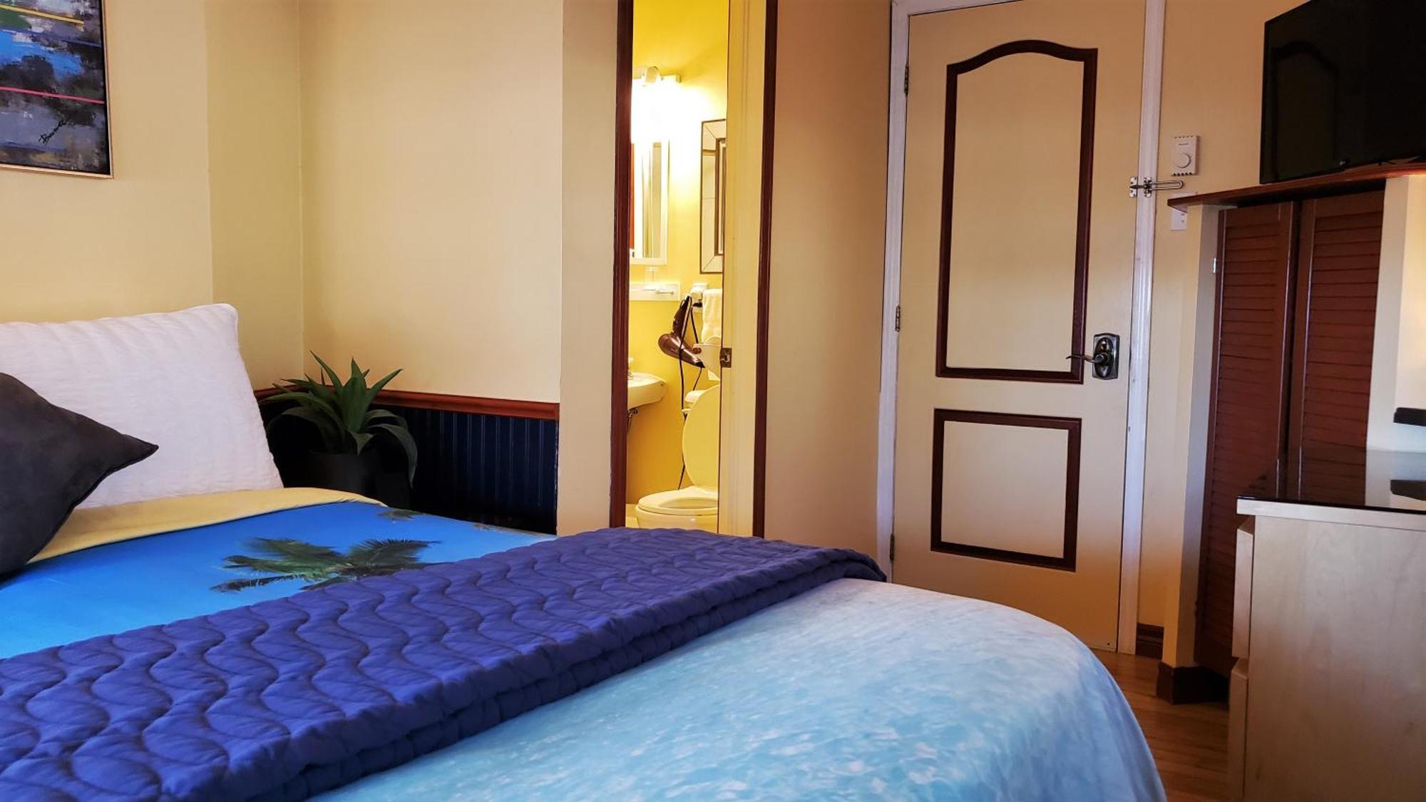 Kokomo Inn Bed And Breakfast Ottawa-Gatineau'S Only Tropical Riverfront B&B On The National Capital Cycling Pathway Route Verte #1 - For Adults Only - Chambre D'Hotes Tropical Aux Berges Des Outaouais Bnb #17542O Room photo