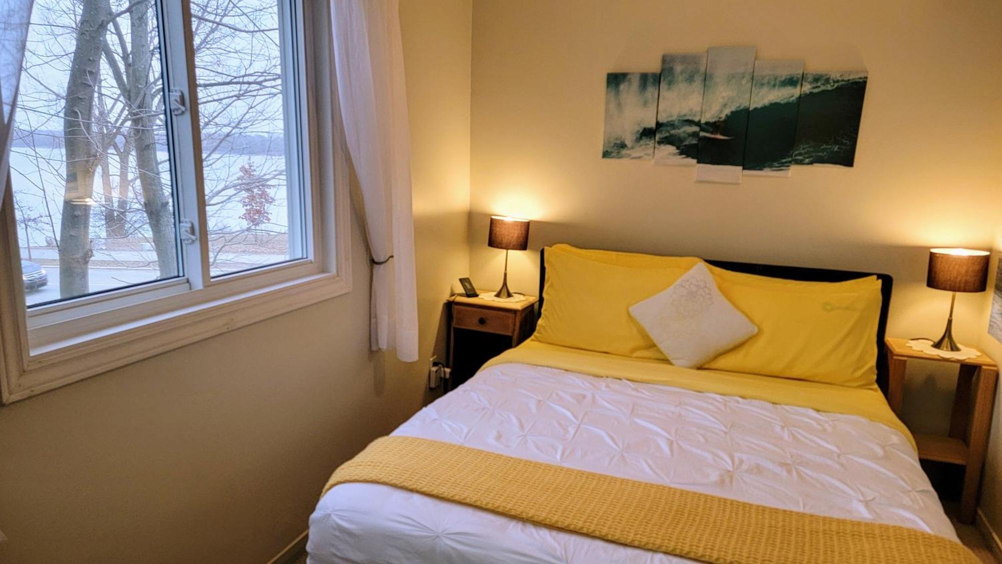 Kokomo Inn Bed And Breakfast Ottawa-Gatineau'S Only Tropical Riverfront B&B On The National Capital Cycling Pathway Route Verte #1 - For Adults Only - Chambre D'Hotes Tropical Aux Berges Des Outaouais Bnb #17542O Room photo