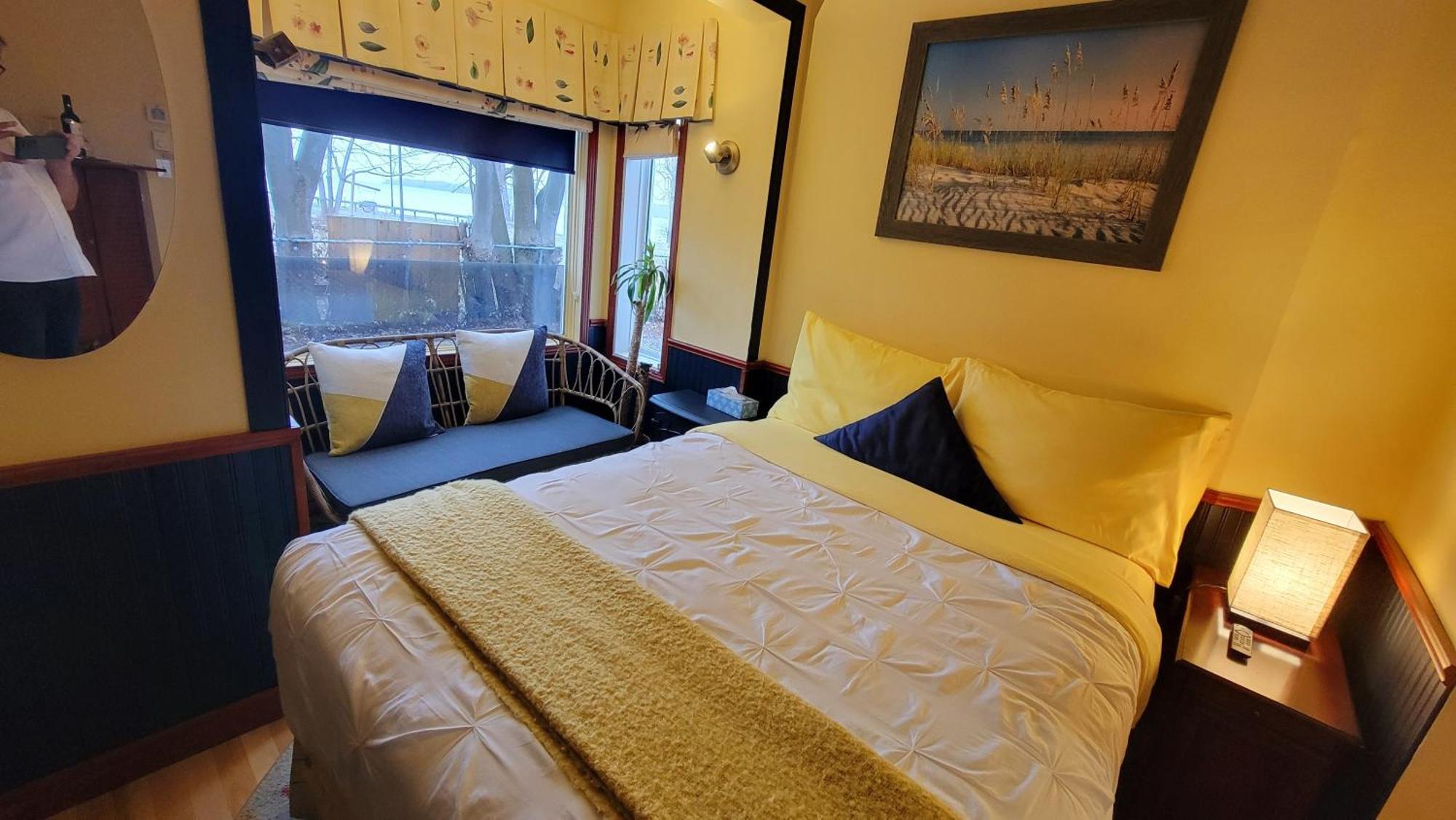 Kokomo Inn Bed And Breakfast Ottawa-Gatineau'S Only Tropical Riverfront B&B On The National Capital Cycling Pathway Route Verte #1 - For Adults Only - Chambre D'Hotes Tropical Aux Berges Des Outaouais Bnb #17542O Room photo