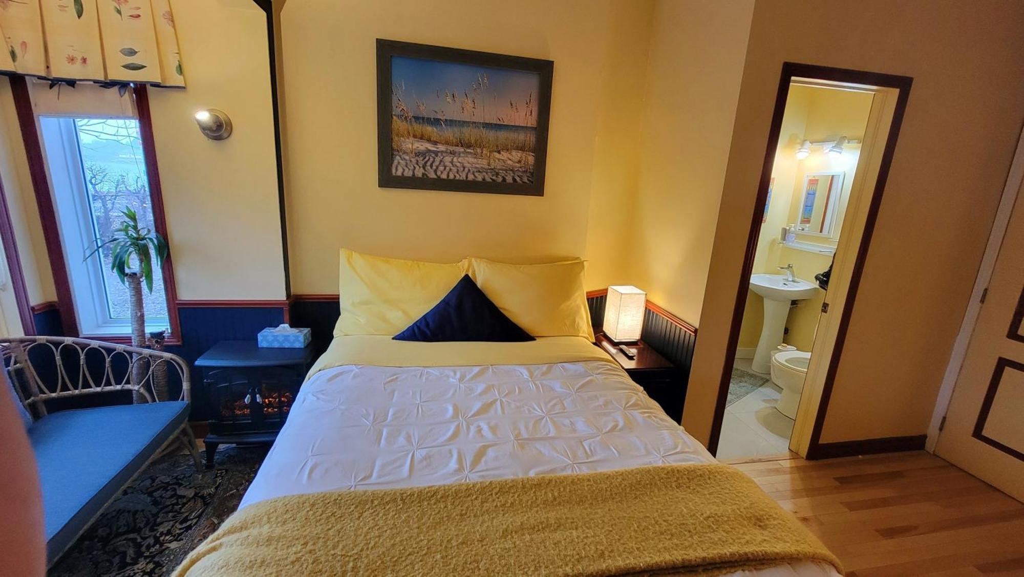 Kokomo Inn Bed And Breakfast Ottawa-Gatineau'S Only Tropical Riverfront B&B On The National Capital Cycling Pathway Route Verte #1 - For Adults Only - Chambre D'Hotes Tropical Aux Berges Des Outaouais Bnb #17542O Room photo