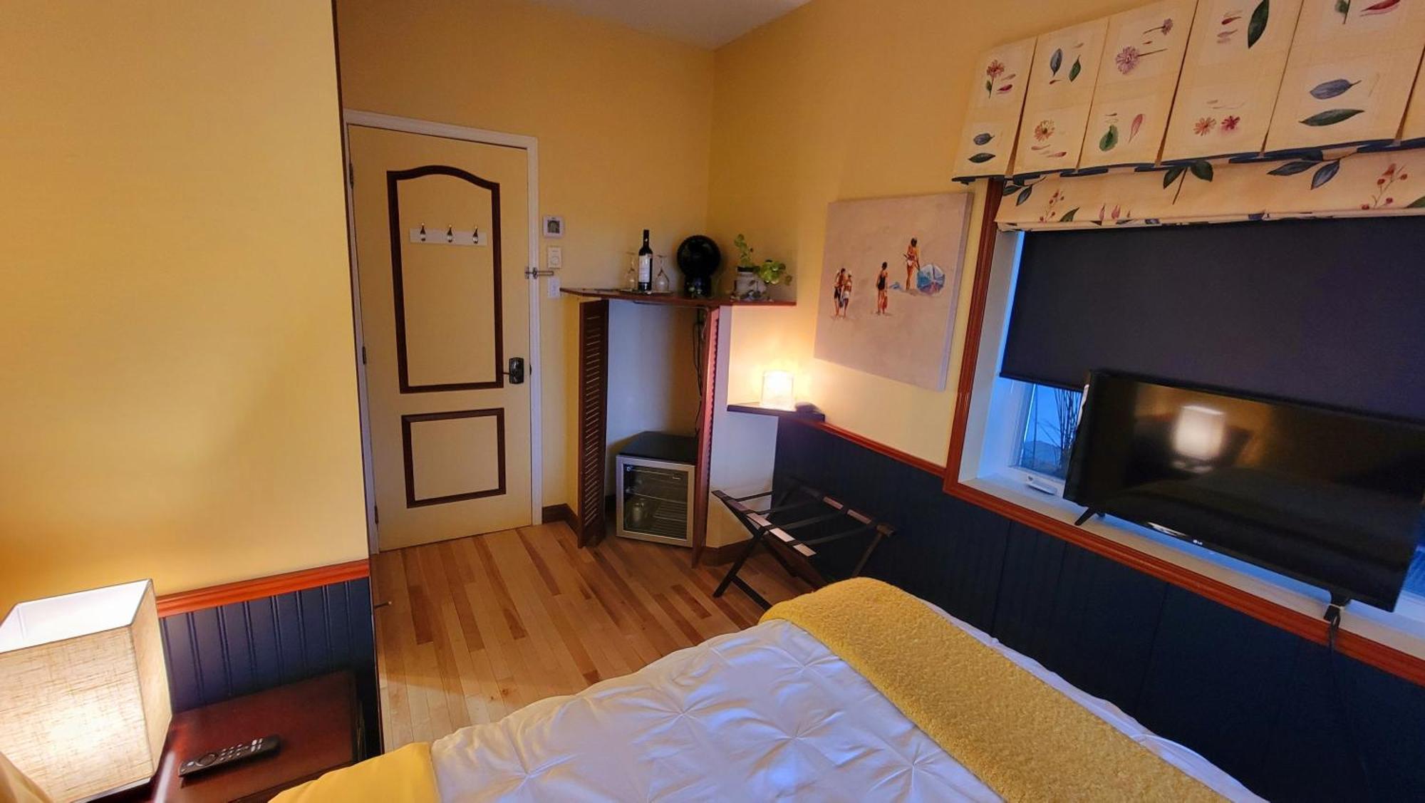 Kokomo Inn Bed And Breakfast Ottawa-Gatineau'S Only Tropical Riverfront B&B On The National Capital Cycling Pathway Route Verte #1 - For Adults Only - Chambre D'Hotes Tropical Aux Berges Des Outaouais Bnb #17542O Room photo