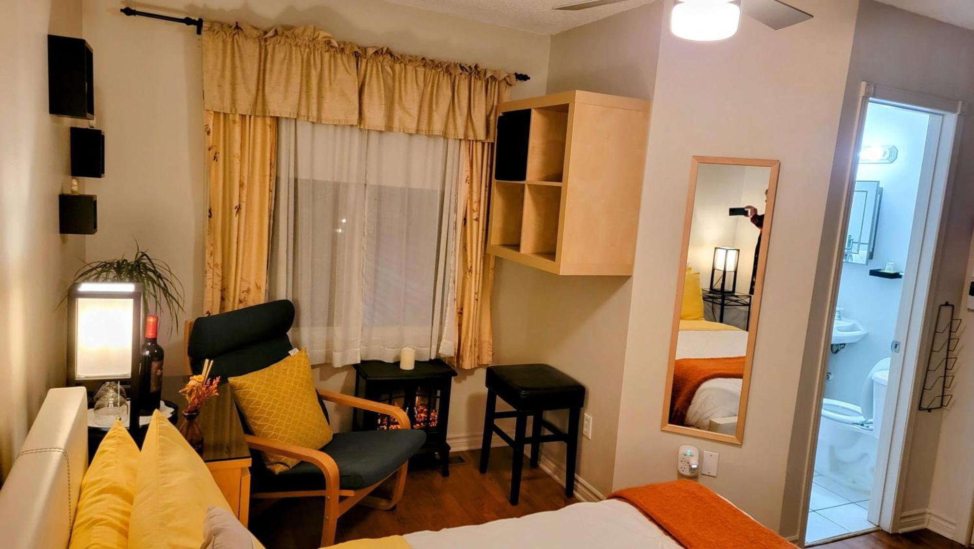 Kokomo Inn Bed And Breakfast Ottawa-Gatineau'S Only Tropical Riverfront B&B On The National Capital Cycling Pathway Route Verte #1 - For Adults Only - Chambre D'Hotes Tropical Aux Berges Des Outaouais Bnb #17542O Room photo
