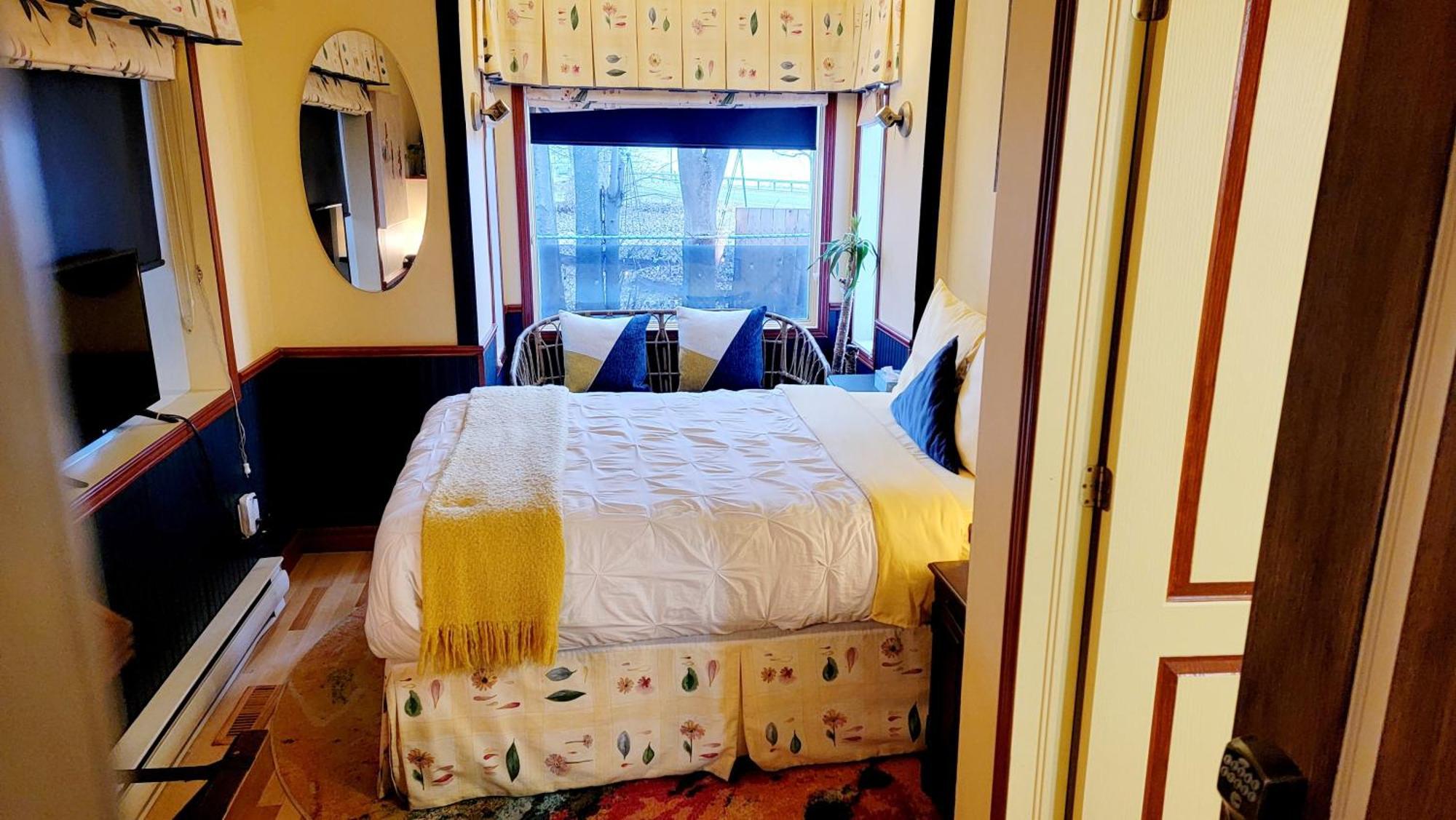Kokomo Inn Bed And Breakfast Ottawa-Gatineau'S Only Tropical Riverfront B&B On The National Capital Cycling Pathway Route Verte #1 - For Adults Only - Chambre D'Hotes Tropical Aux Berges Des Outaouais Bnb #17542O Room photo